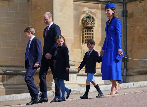 Prinz William und Prinzessin Catherine gehen mit ihren Kindern George, Charlotte und Louis vor der St. George’s Chapel in Windsor spazieren.