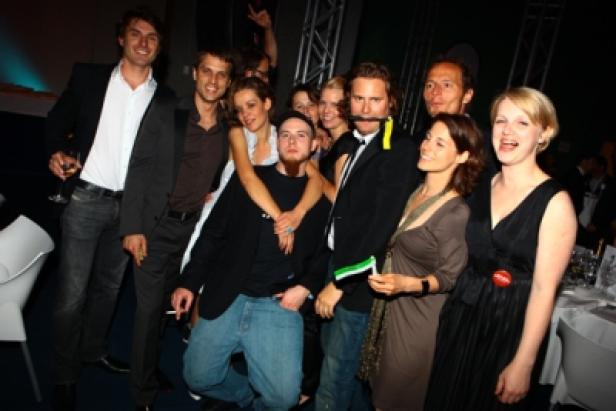 Eine Gruppe von Menschen posiert auf einer Veranstaltung für ein Foto.