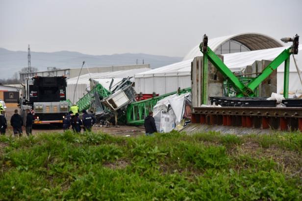 Kran stürzte in NÖ auf LKW, Arbeiter tödlich verletzt