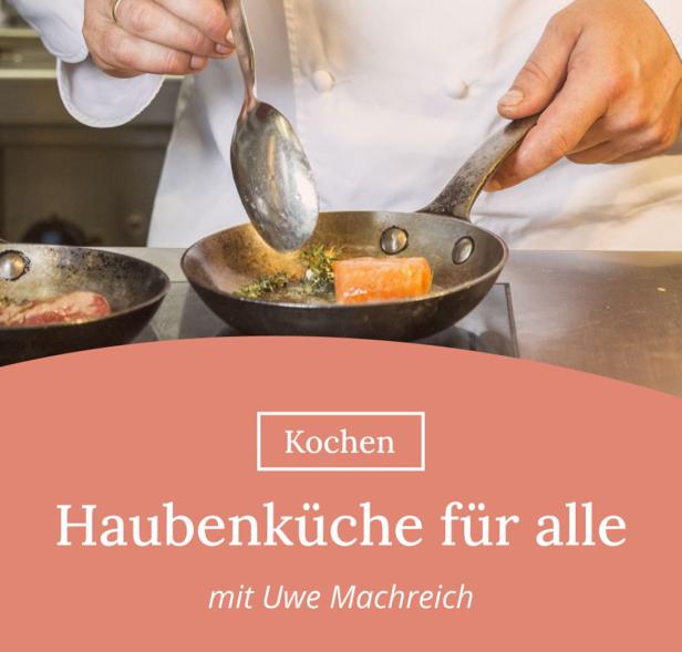 Ein Koch brät ein Stück Fisch in einer Pfanne.