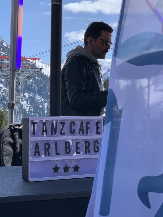 Tanzcafé Arlberg Schild Seilbahn