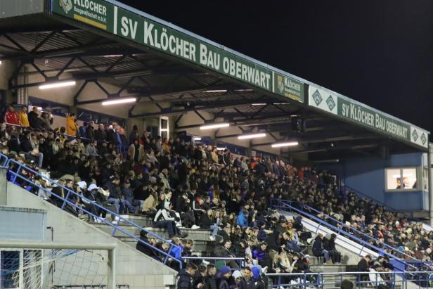 Das Inform-Stadion des SV Oberwart mit Fans.