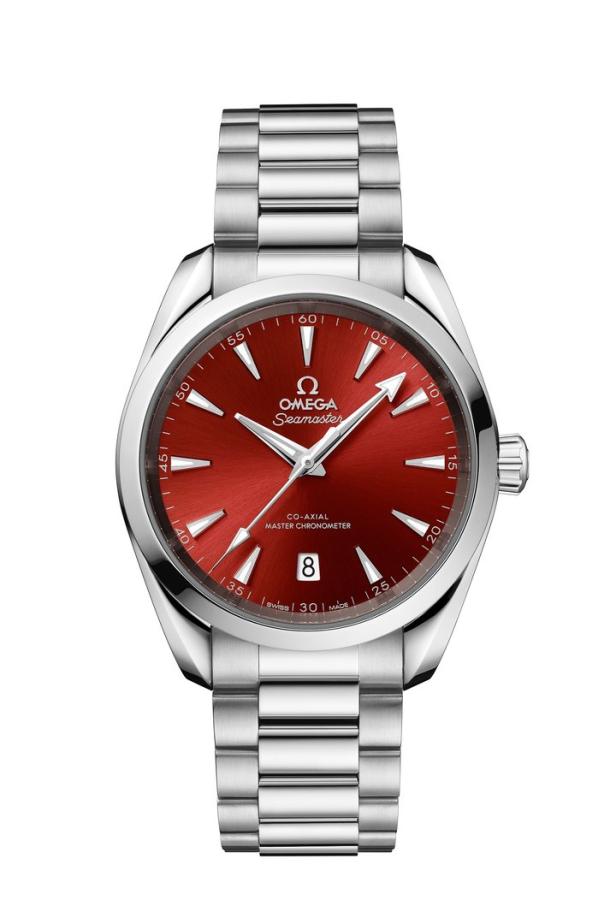 Eine Omega Seamaster Armbanduhr mit einem roten Zifferblatt und einem silbernen Armband.