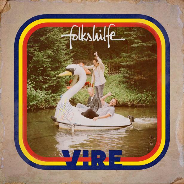 Die Band Folkshilfe auf einem Schwanenboot auf einem See.