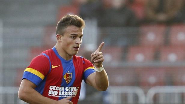 Ein Fußballspieler des FC Basel zeigt mit dem Finger nach oben.