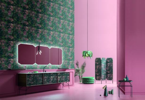 Ein Badezimmer in Pink und Grün mit floralen Mustern und einem beleuchteten Spiegel.