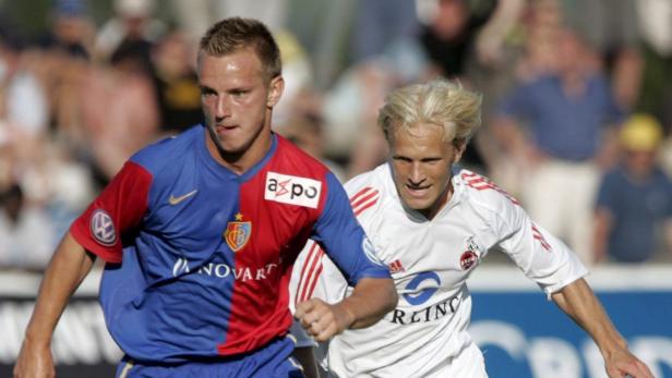 Zwei Fußballspieler im Zweikampf während eines Spiels.