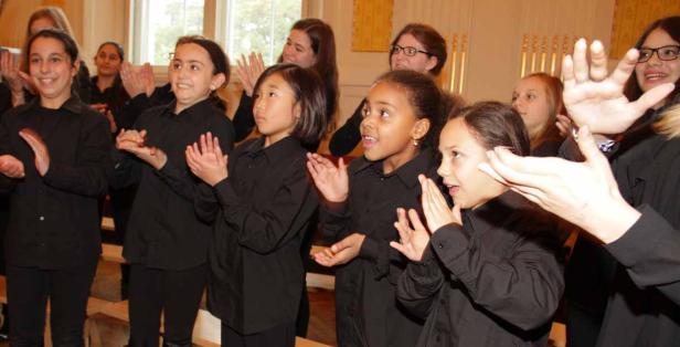 Ein Kinderchor in schwarzen Hemden klatscht begeistert Beifall.