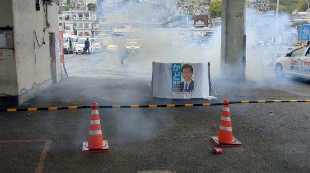 Rauchbombe bei Rede von Japans Premier explodiert