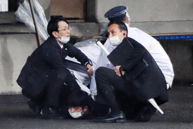 Rauchbombe bei Rede von Japans Premier explodiert