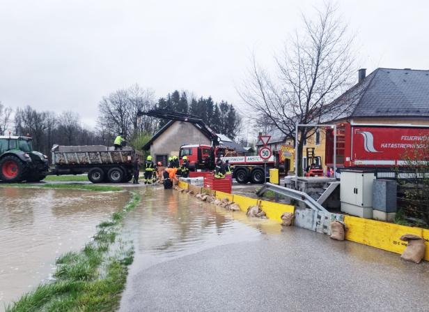 Dauerregen: Rund 220 Feuerwehreinsätze in NÖ, mehrere Straßensperren