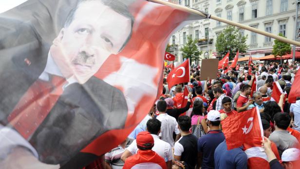 Demos in Wien für und gegen Erdogan