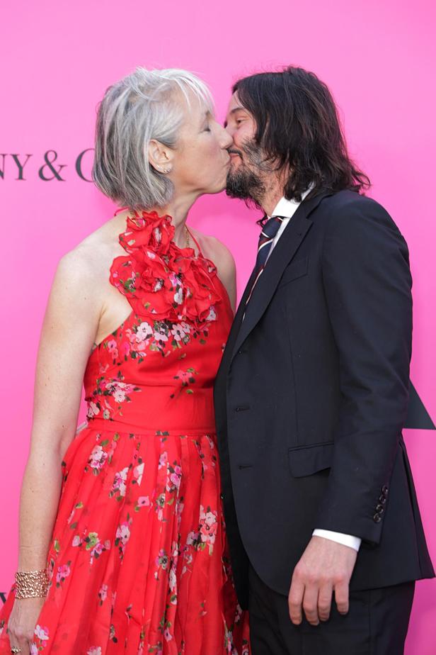Keanu Reeves und Freundin: Ungelenke Küsse auf dem Red Carpet