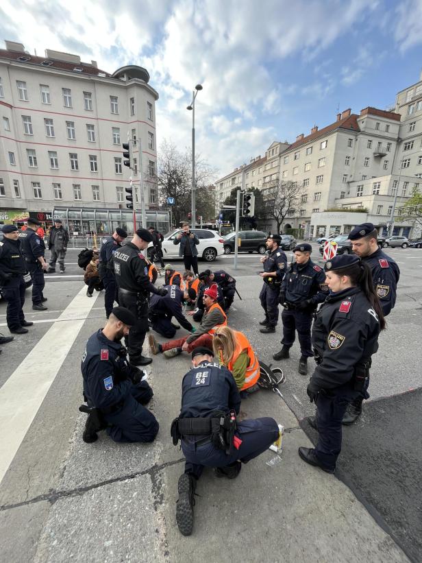 "Letzte Generation" blockiert in Wien und Graz wieder Straßen
