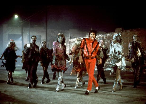 Michael Jackson tanzt mit Zombies in seinem Musikvideo „Thriller“.
