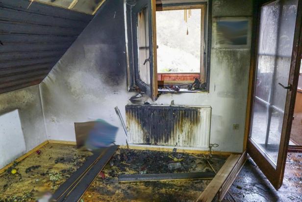 Brand in Einfamilienhaus: Bewohner rettete Hund aus Flammen
