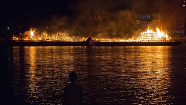 Feuerspektakel auf Themse zum Gedenken an grossen Brand von London