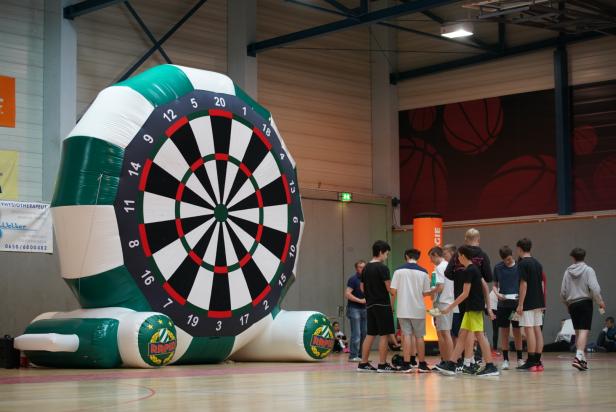 Im Güssinger Aktivpark konnte die Sportmittelschule mit Rapid Fußballdart spielen