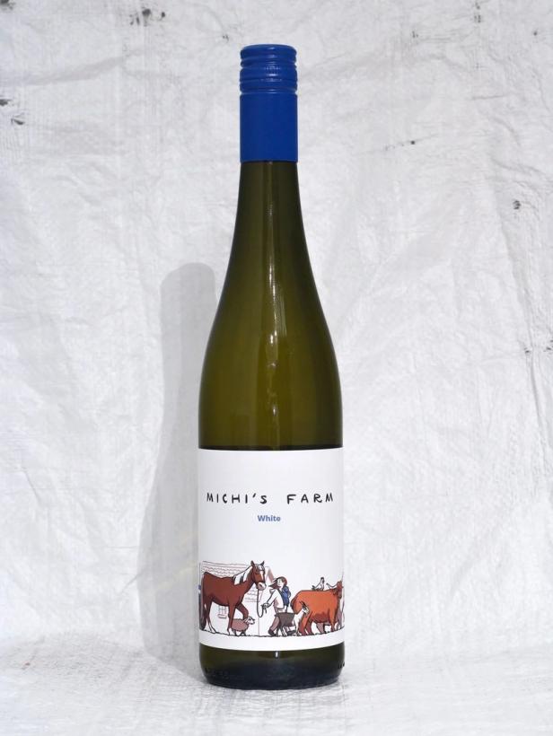Eine Flasche „Michi’s Farm“ Weißwein mit einer Zeichnung von Tieren auf dem Etikett.