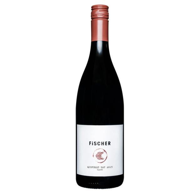 Eine Flasche „Fischer Querbeet Rot 2015“ Wein.