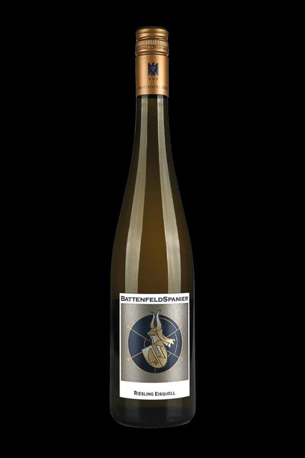 Eine Flasche Riesling Eisquell von Battenfeld Spanier vor schwarzem Hintergrund.