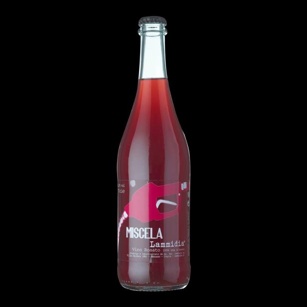 Eine Flasche Miscela Lammidia Vino Rosato mit einem Etikett, das eine Zapfpistole zeigt.