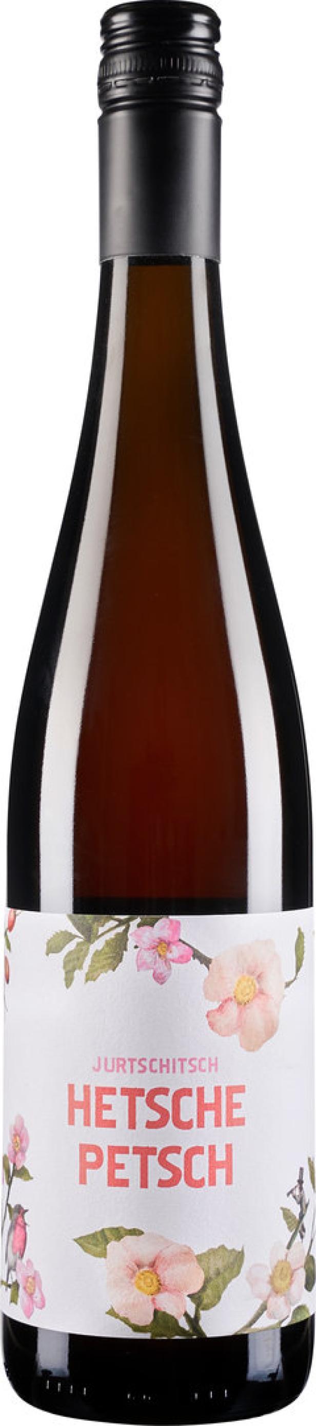 Eine Flasche „Jurtschitsch Hetzsche Petsch“ Wein mit floralem Etikett.