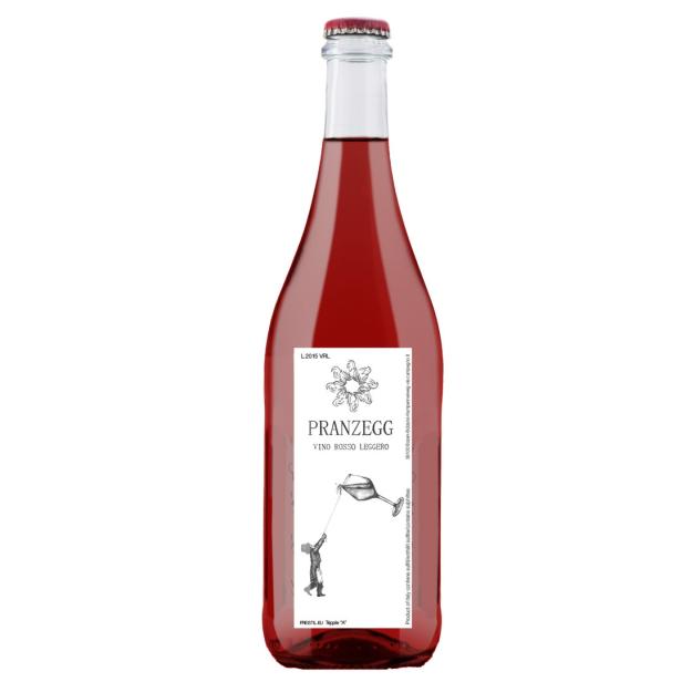 Eine Flasche „Pranzegg Vino Rosso Leggero“ mit einem Etikett, das eine stilisierte Zeichnung enthält.