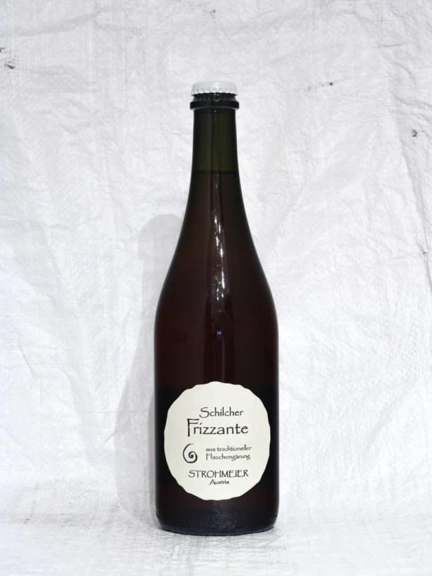 Eine Flasche Schilcher Frizzante von Strohmeier Austria vor einem weißen Hintergrund.
