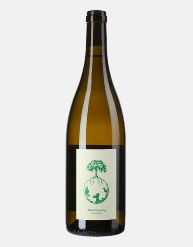Eine Flasche Welschriesling vom Opok mit einem grünen Baum- und Erdsymbol auf dem Etikett.