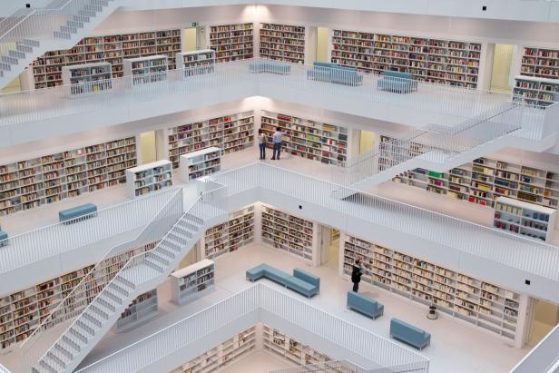 Die Stadtbibliothek Stuttgart zeigt sich mit vielen Büchern und Besuchern.