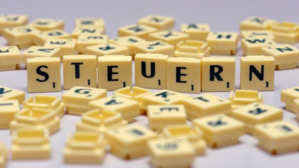 Der Begriff „Steuern“ ist mit Scrabble-Steinen gelegt.