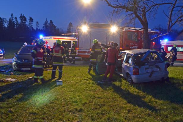 Unter Auto eingeklemmt: 19-Jährige in NÖ von Ersthelferin gerettet