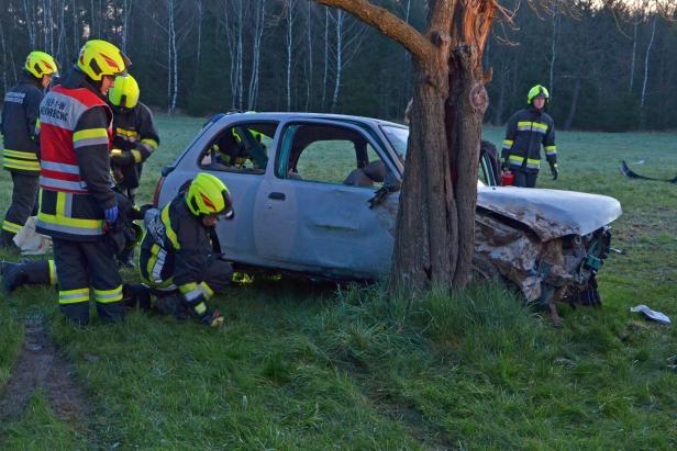 Unter Auto eingeklemmt: 19-Jährige in NÖ von Ersthelferin gerettet