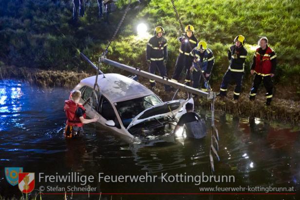 Pkw-Lenkerin landete bei Unfall im Wiener Neustädter Kanal