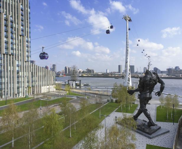 Damien Hirst: Riesenskulpturen in London, Riesenumsatz mit KI-Kunst