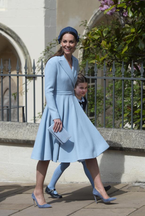 Catherine, Prinzessin von Wales, in einem hellblauen Kleid mit Prinzessin Charlotte.