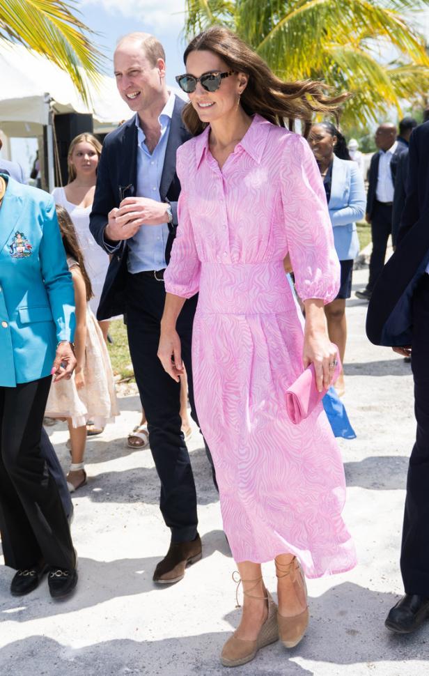 Prinz William und Prinzessin Kate gehen zusammen auf einer Veranstaltung.