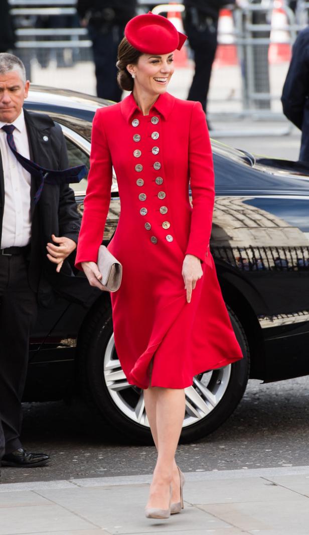 Catherine, Prinzessin von Wales, in einem roten Mantel und passendem Hut.