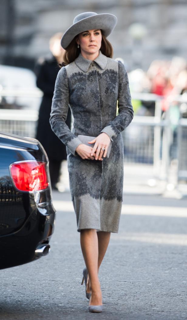 Catherine, Prinzessin von Wales, trägt einen grauen Mantel und einen passenden Hut.