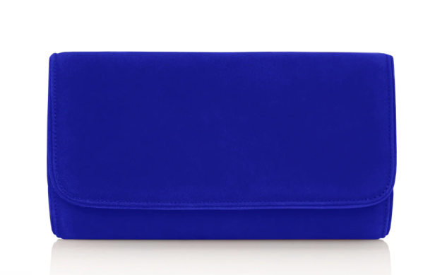 Eine blaue Clutch vor einem weißen Hintergrund.
