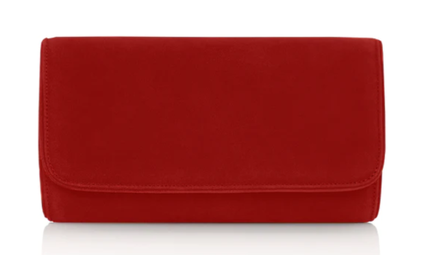 Eine rote Clutch-Handtasche liegt auf einem weißen Untergrund.