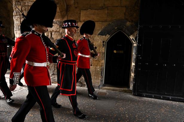 "Beefeater" im Tower of London bekommen neue Uniformen