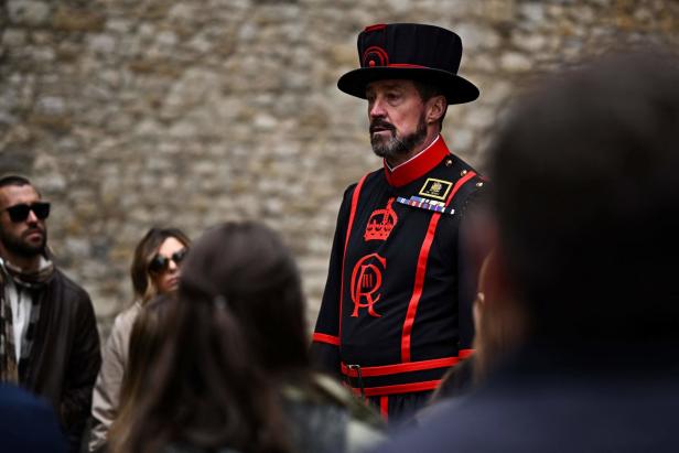 "Beefeater" im Tower of London bekommen neue Uniformen