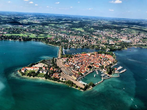 Luftaufnahme von Lindau am Bodensee mit seiner historischen Altstadt.