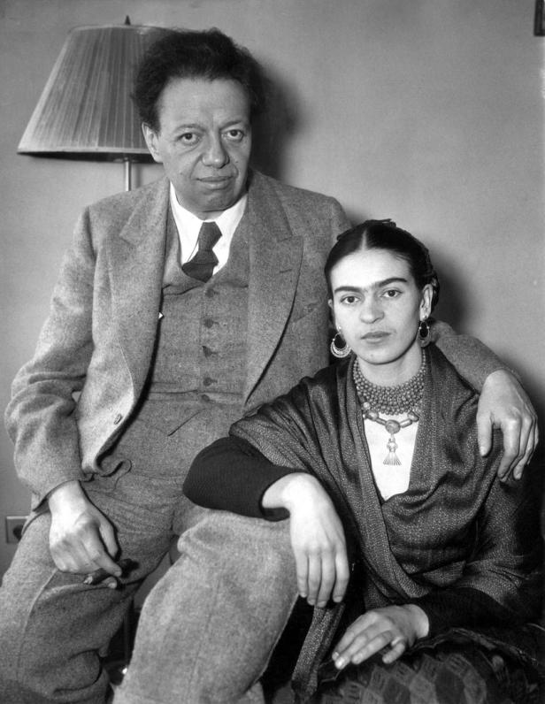 Frida Kahlo und Diego Rivera posieren für ein Porträt.