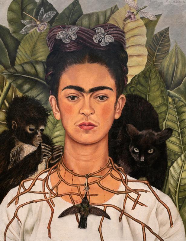 Ein Selbstporträt von Frida Kahlo mit einem Affen, einer Katze und einem Kolibri.
