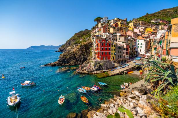 Cinque Terre in Italien, bunte Häuser und kleine Boote in der Bucht