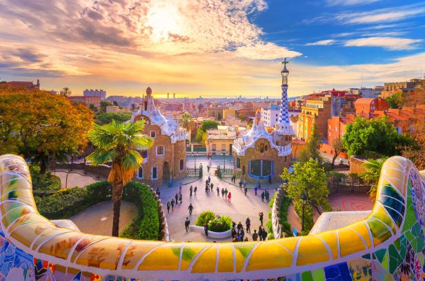 Blick vom Park Güell in Barcelona auf die Stadt bei Sonnenuntergang.