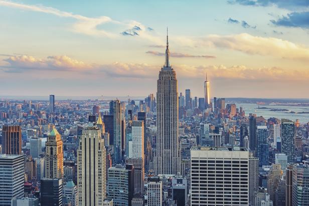 Blick auf die Skyline von New York City mit dem Empire State Building im Zentrum.